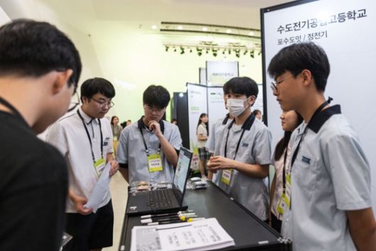 아산 유스프러너 프로그램에 참여한 청소년은 직접 제품 개발부터 홍보까지 도맡아 창업의 다양한 면을 배운다.