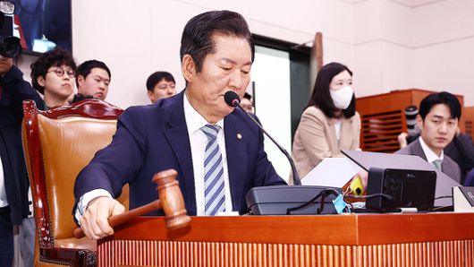 나경원 국민의힘 의원과 주진우 의원이 지난 2월 27일 서울 여의도 국회에서 열린 의원총회에서 대화하고 있다. 뉴스1