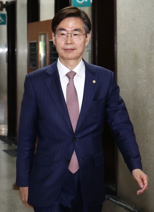 조경태 국민의힘 의원이 9일 서울 여의도 국회에서 열린 4선 이상 중진 의원 회동에 참석하기 위해 이동하고 있다. 뉴스1