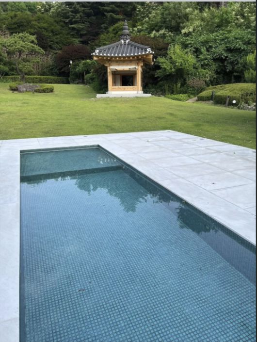 박홍근 더불어민주당 의원이 8일 페이스북에 올린 서울 한남동 관저 내 수영장 사진이다. 박홍근 더불어민주당 의원 페이스북 캡처