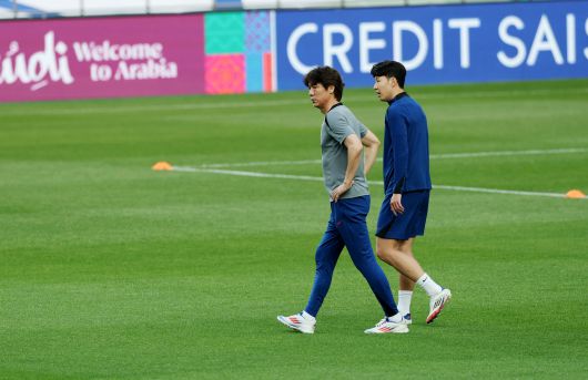 축구대표팀 주장 손흥민(오른쪽)과 홍명보 감독. [뉴스1]