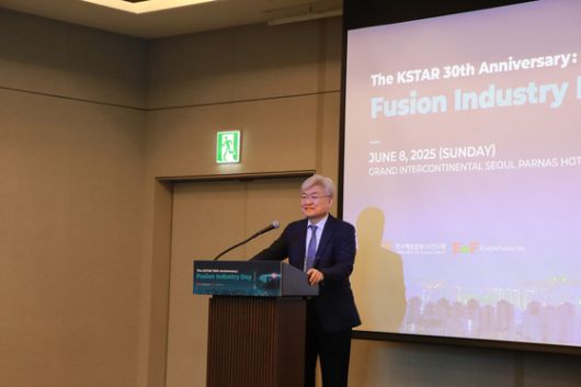 이경수 인애이블퓨전 이사회 의장이 8일 서울 강남구 그랜드 인터컨티넨탈 파르나스 호텔에서 열린 ‘퓨전 인더스트리 데이’에서 핵융합 에너지 상용화 방안을 발표하고 있다. 사진 인애이블퓨전
