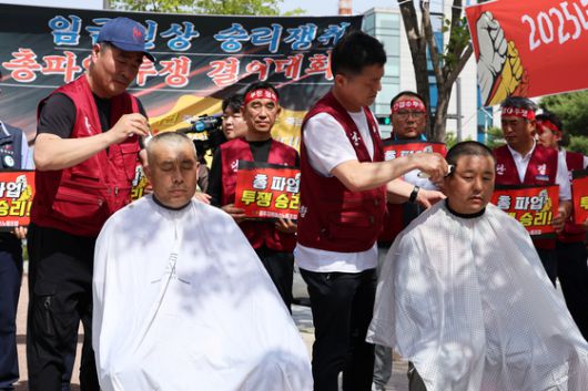 광주광역시 시내버스 노조 전면 파업 첫날인 지난 5일 광주시청 앞에서 열린 총파업 투쟁 승리쟁취 버스노동자 결의대회에서 삭발식이 진행되고 있다. 연합뉴스