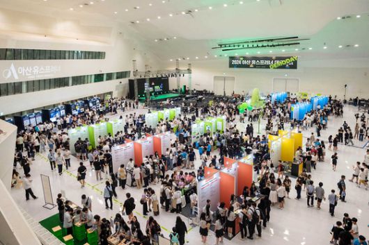 실제 스타트업 데모데이와 비슷한 환경에서 한 학기 기본 교육 기간 수행한 팀 프로젝트를 발표하며 스타트업 선배들과 교류한다.