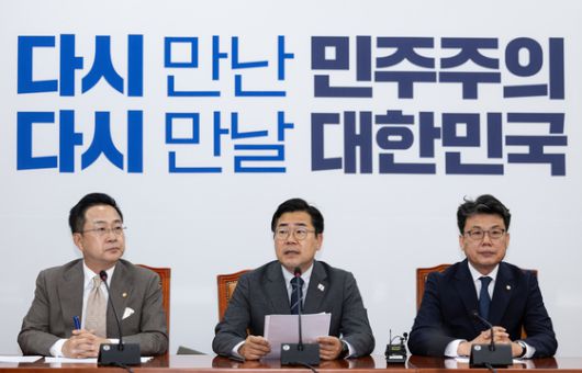 박찬대 더불어민주당 대표 직무대행 겸 원내대표가?10일 오전 서울 여의도 국회에서 열린 원내대책회의에서 발언을 하고 있다. 뉴스1