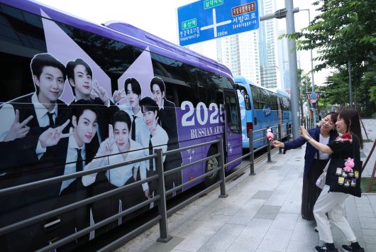 9일 오전 서울 용산구 하이브 사옥 인근 건물에 멤버들의 제대를 축하하는 현수막이 걸려있다.   2023년 12월 입대한 그룹 방탄소년단(BTS)의 RM, 뷔, 지민, 정국이 이번 주 육군 현역 복무를 마치고 만기 전역한다. 뉴스1