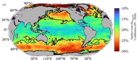 산업화 이전 대비 해양 산성화 정도를 지도로 표현했다. 붉은색이 진한 해역일수록 산성화가 빠르게 진행됐다는 뜻이다. Global Change Biology 제공