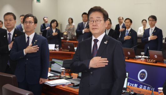 이재명 대통령이 10일 서울 용산 대통령실에서 열린 국무회의에서 국기에 경례하고 있다. 연합뉴스