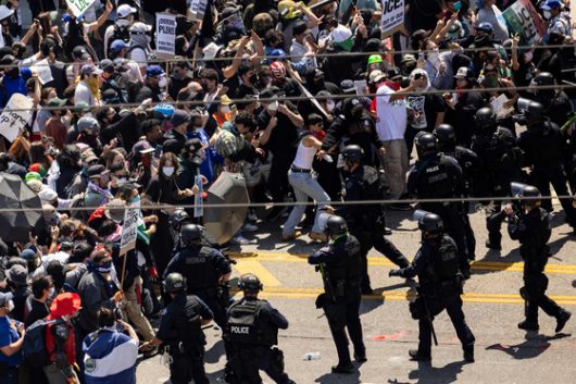 8일(현지시간) LA에서 도널드 트럼프 미국 행정부의 불법이민자 체포 작전에 반대하는 시위대와 주방위군이 충돌하고 있다. [AFP=연합뉴스]