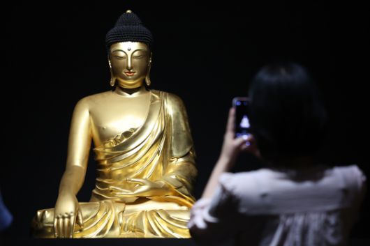 9일 서울 용산구 국립중앙박물관에서 열린 '새 나라 새 미술:조선 전기 미술 대전' 특별전 언론공개회에서 관계자가 조계사 목조여래좌상을 살펴보고 있다. 국립중앙박물관 용산 개관 20주년을 맞이해 열린 이번 특별전은 조선이라는 새로운 나라의 시작과 함께 꽃핀 15~16세기 미술의 정수를 한 자리에 모은 대규모 기획이다. 전시는 오는 8월 31일까지 열린다. 뉴스1