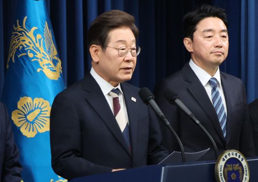 이재명 대통령이 지난 4일 서울 용산 대통령실 청사에서 열린 인사브리핑에서 새 정부 첫 인사 발표를 하고 있다. 오른쪽은 강훈식 비서실장. 당시 이 대통령은 "용산 사무실이 무덤 같다. 황당 무계하다"는 입장을 밝혔다. 대통령실사진기자단