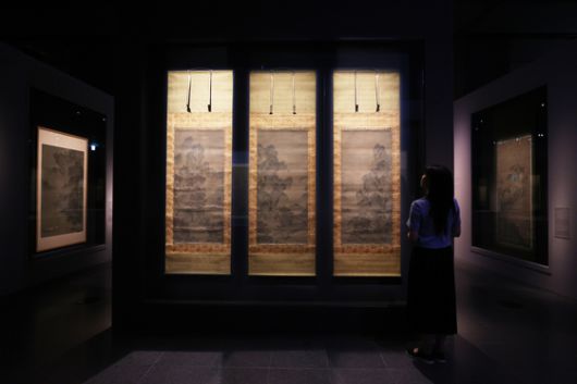 9일 서울 용산구 국립중앙박물관에서 열린 용산 개관 20주년 기념 특별전 '새 나라 새 미술: 조선 전기 미술 대전'에서 관계자들이 '산수도'를 둘러보고 있다. 전시는 15~16세기 도자, 서화, 불교미술 등을 선보인다. 연합뉴스