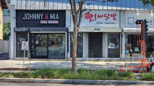 현지시간 10일(현지시간) 미국 캘리포니아 로스앤젤레스(LA) 한인타운에 위치한 한 한인 식당의 문이 닫혀 있다. 트럼프 행정부가 한인 상점에서 종사해온 라틴계 이민자들에 대한 대대적 체포 작전을 벌이면서 영업을 하지 못하는 상점이 늘고 있다. 로스앤젤레스=강태화 특파원