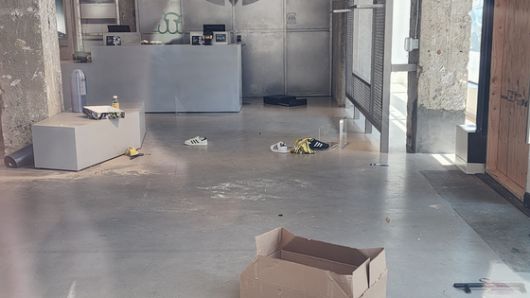 현지시간 10일(현지시간) 미국 캘리포니아 로스앤젤레스(LA)의 보석거리인 6번가에 있는 아디다스 매장. 전날 밤 벌어진 약탈로 상점의 출입문은 뜯겨 있었고, 상점 내부에 있던 물건들은 대부분 도난됐다. 로스앤젤레스=강태화 특파원