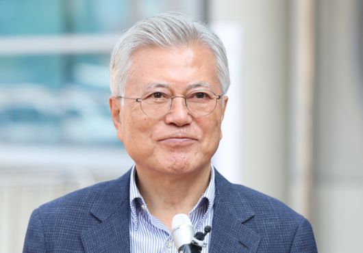 문재인 전 대통령이 21대 대선 사전투표 첫날인 지난달 29일 오전 경남 양산시 하북면 주민자치센터에 마련된 사전투표소에서 투표 후 취재진 질문을 경청하고 있다.   연합뉴스