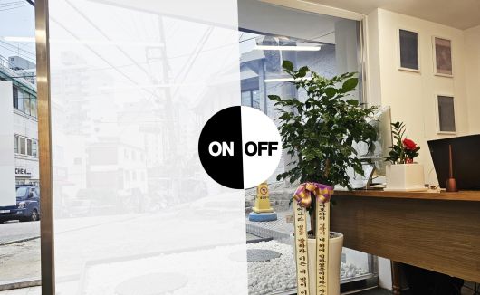 서울 용산구 아이온큐브 홍보관에서 세계 최박막 PDLC 스마트필름의 투명·불투명 전환(ON/OFF) 기술이 실내외 빛 환경에 따라 구현되는 모습이 시연되고 있다. (사진 제공=아이온큐브)