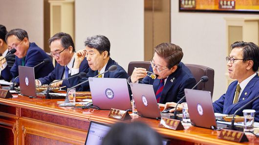 문재인 전 대통령은 정부가 출범한 뒤 약 두 달 가까이 지난 2017년 6월 27일에서야 첫 국무회의를 주재했다. 당시 집권 후 처음으로 주재한 국무회의에 참석, 회의 시작을 알리며 의사봉을 두드리고 있던 문 전 대통령의 모습. 청와대사진기자단