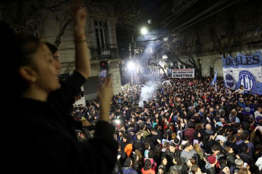 10일(현지시간) 크리스티나 페르난데스 전 아르헨티나 대통령의 자택 앞에 모인 지지자들이 이날 대법원 판결에 항의하고 있다. 로이터=연합뉴스