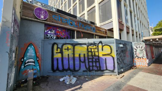 현지시간 10일(현지시간) 미국 캘리포니아 로스앤젤레스(LA) 한인타운에 위치한 한 한인 식당의 문이 닫혀 있다. 트럼프 행정부가 한인 상점에서 종사해온 라틴계 이민자들에 대한 대대적 체포 작전을 벌이면서 영업을 하지 못하는 상점이 늘고 있다. 로스앤젤레스=강태화 특파원