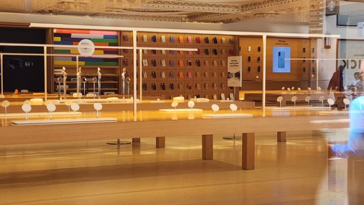 현지시간 10일(현지시간) 미국 캘리포니아 로스앤젤레스(LA)의 보석거리인 6번가에 있는 애플 매장의 진열대가 전날 벌어진 대규모 약탈로 텅 비어있다. 로스앤젤레스=강태화 특파원