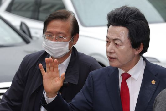 본인이 운영하는 종교시설 '하늘궁'의 여성 신도들로부터 성추행 혐의로 고소당한 허경영 국가혁명당 명예대표가 지난해 7월 19일 경기북부경찰청에서 입장을 발표 후 취재진의 질문에 답하고 있다. 연합뉴스