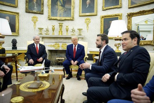 도널드 트럼프 미국 대통령이 2025년 4월 7일 미국 워싱턴DC 백악관 집무실에서 JD 밴스 미국 부통령, 마르코 루비오 미 국무장관과 함께 베냐민 네타냐후 이스라엘 총리와 회담하고 있다. EPA=연합뉴스