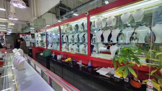 현지시간 10일(현지시간) 미국 캘리포니아 로스앤젤레스(LA)의 보석거리인 6번가에 있는 보석 상점의 진열대가 텅 비어 있다. LA시 당국은 이날 오후 8시를 기해 시내 일부 지역에 대한 야간 통행금지령을 내렸다. 로스앤젤레스=강태화 특파원