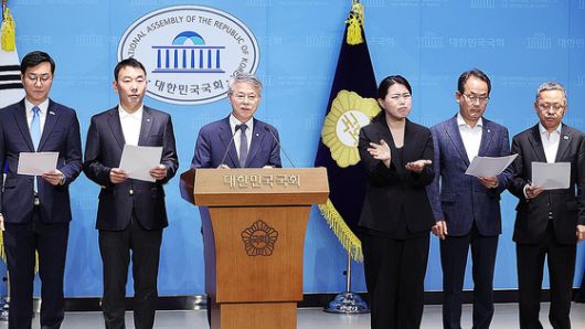 김용민, 민형배 의원을 비롯한 더불어민주당 의원들이 11일 오전 서울 여의도 국회 소통관에서 검찰개혁 관련 기자회견을 열고 검찰청법 폐지법안, 공소청 신설법안 등 발의한 법안들에 대해 설명하고 있다. 뉴스1
