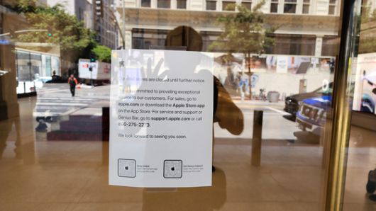 현지시간 10일(현지시간) 미국 캘리포니아 로스앤젤레스(LA)의 보석거리인 6번가에 있는 애플 매장에 영업중단을 알리는 안내문이 붙었다. 이 상점은 전날 밤 대규모 약탈을 당했다. 로스앤젤레스=강태화 특파원