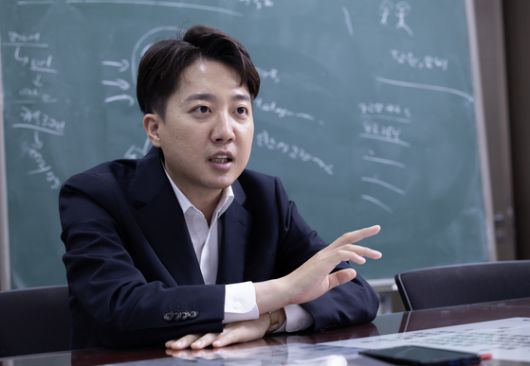 이준석 의원은 “여의도를 지배해 온 586세대의 기득권 정치에 가로막혀 온 2030 세대를 대변하기 위해 대선에서 완주한 결과 미래형 개혁보수의 가능성을 확인했다”며 “7월 전당대회에서 대표직 출마를 고민 중”이라고 했다. 임현동 기자