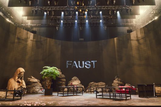 서울 강서구 마곡동 LG아트센터에서 공연한 연극 '파우스트' 무대 이미지. [사진 LG아트센터]