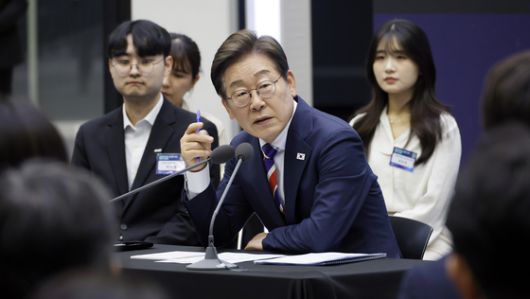 이재명 대통령이 11일 서울 영등포구 한국거래소에서 주식시장 불공정 거래 근절을 위한 현장 간담회를 주재하고 있다. [사진 대통령실사진기자단]