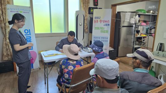 지난 11일 충남 청양군 남양면 흥산1리 경로당에 마련된 '찾아가는 의료원'을 찾은 마을 주민들이 김상경 원장에게서 진료를 받고 있다. 신진호 기자