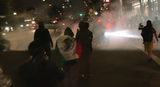 11일(현지시간) 오후 9시께 미국 로스앤젤레스(LA) 코리아타운에 트럼프 정부의 강경한 이민 정책에 반대하는 시위대가 기습 시위를 벌였다. 지난 6일 LA에서 대규모 시위가 시작된 이후 코리아타운에 시위대가 진입한 건 이번이 처음이다. 로스앤젤레스=강태화 특파원