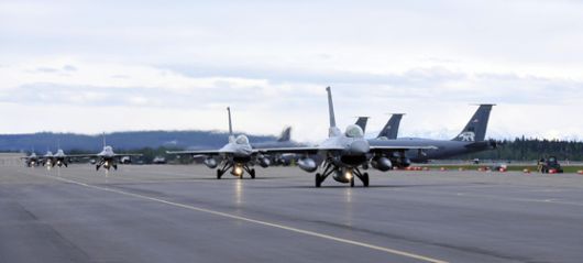 5일 새벽 2시 공군 충주기지에서 이륙한 KF-16 편대가 약 9시간의 비행을 마치고 미국 현지시간으로 4일 18시 알래스카주 아일슨 기지에 착륙해 지상활주하고 있다. 공군 제공.