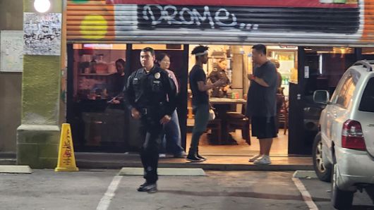 11일(현지시간) 오후 9시께 미국 로스앤젤레스(LA) 코리아타운에 트럼프 정부의 강경한 이민 정책에 반대하는 시위대가 기습 시위를 벌였다. 지난 6일 LA에서 대규모 시위가 시작된 이후 코리아타운에 시위대가 진입한 건 이번이 처음이다. 로스앤젤레스=강태화 특파원