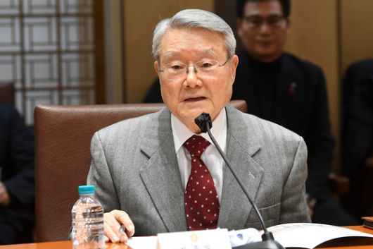 지난해 열린 제25회 백봉신사상 시상식에서 인사말을 하고 있는 라종일 백봉 정치문화교육원 이사장. 국정원의 전신인 국가안전기획부 차장과 대통령 비서실 국가안보보좌관, 주일본대사 역임 후 현재 동국대 행정대학원 석좌교수로 재직 중이다. 김성룡 기자