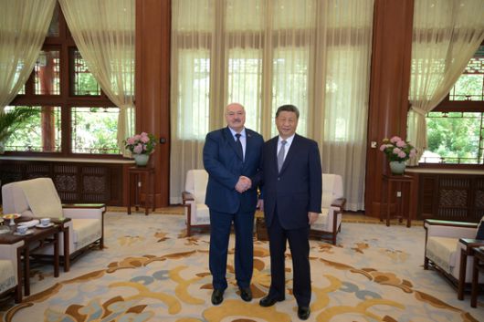 지난 4일 시진핑(오른쪽) 중국 국가주석이 알렉산더 루카센코(왼쪽) 벨라루스 대통령과 중난하이 순일재에서 회견에 앞서 기념사진을 찍고 있다. 로이터