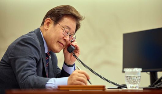 이재명 대통령이 12일 오후 서울 용산 대통령실 집무실에서 앤소니 알바니지 호주 총리와 취임 후 첫 통화를 하고 있다. 대통령실 제공