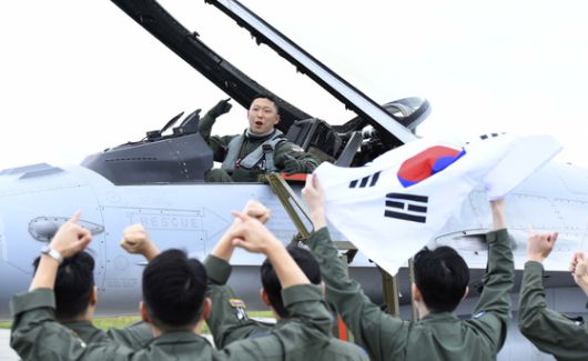 레드플래그 훈련 참가를 위해 공군 충주기지에서 출발한 KF-16이 지난 4일(현지시간) 미국 알래스카주 아일슨 기지에 착륙해 환호를 받고 있다. 공군