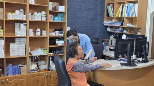 지난달 26일 충남 청양군 청남면 왕진진료소에서 이정순 소장(청양의료원 지역의료팀장)이 주민의 혈압을 확인하고 있다. 신진호 기자