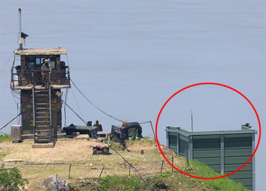 지난해 10월 2일 오전 경기 파주시 오두산 통일전망대에서 바라본 황해북도 개풍군에 위치한 대남확성기(오른쪽)와 지난달 25일 촬영한 원형 스피커의 대남확성기. 최기웅 기자