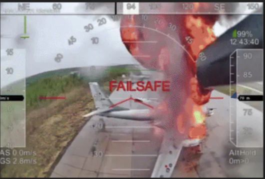 우크라이나는 1일 러시아 시베리아 이르쿠츠크 지역의 공군기지 4곳을 드론으로 공격해 러시아 전략폭격기 40여 대를 타격하는 ‘거미줄 작전’을 펼쳤다. 사진은 러시아 전투기가 우크라이나 드론 공격을 받아 불타는 모습. [사진 BBC 유튜브 캡처]