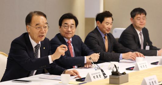 박재완 중장기전략위원회 위원장이 지난 2월 19일 오전 서울 종로구 정부서울청사에서 열린 '2025년 중장기전략위원회 전체회의'에서 모두발언을 하고 있다. 뉴스1