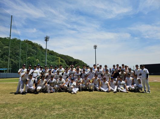 국군체육부대 선수단이 12일 롯데 2군과의 홈경기를 마치고 전역자들의 마지막 경기를 축하하는 사진을 찍고 있다. 문경=고봉준 기자