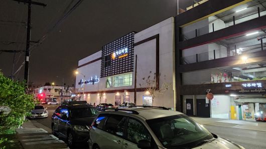 11일(현지시간) 오후 9시께 미국 로스앤젤레스(LA) 코리아타운에 트럼프 정부의 강경한 이민 정책에 반대하는 시위대가 기습 시위를 벌였다. 지난 6일 LA에서 대규모 시위가 시작된 이후 코리아타운에 시위대가 진입한 건 이번이 처음이다. 로스앤젤레스=강태화 특파원