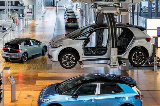 독일 자동차 제조업체 폭스바겐(VW)의 생산 현장에서 직원들이 폭스바겐(VW) ID.3 전기차 조립 라인에서 작업하고 있다. 폭스바겐 그룹은 2025년 말에 이 공장에서 자동차 생산을 중단할 계획이다. AFP=연합뉴스