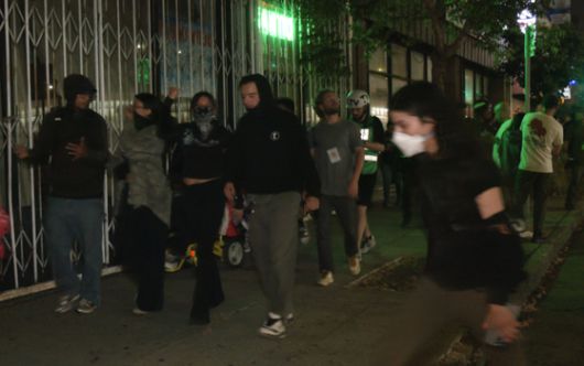 11일(현지시간) 오후 9시께 미국 로스앤젤레스(LA) 코리아타운에 트럼프 정부의 강경한 이민 정책에 반대하는 시위대가 기습 시위를 벌였다. 지난 6일 LA에서 대규모 시위가 시작된 이후 코리아타운에 시위대가 진입한 건 이번이 처음이다. 로스앤젤레스=강태화 특파원