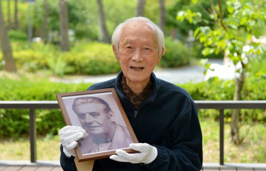 6·25 전쟁 당시 목숨을 걸고 미 제24보병사단 킬패트릭을 숨겨준 임창수(93)옹. 그가 10일 킬패트릭 사진을 들고 인터뷰에 응하고 있다. 김성태 객원기자