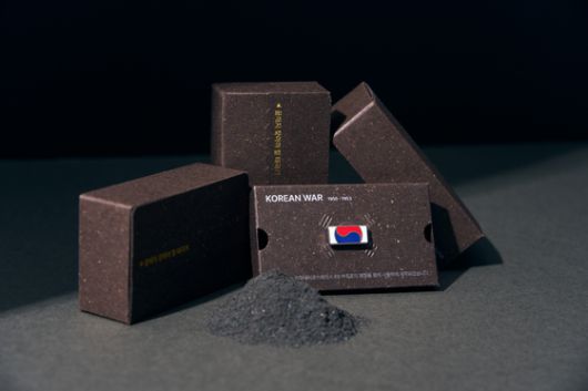 '121723 끝까지 찾아야 할 태극기' 캠페인의 일환으로 제작된 태극기 배지. 사진 한화 이글스